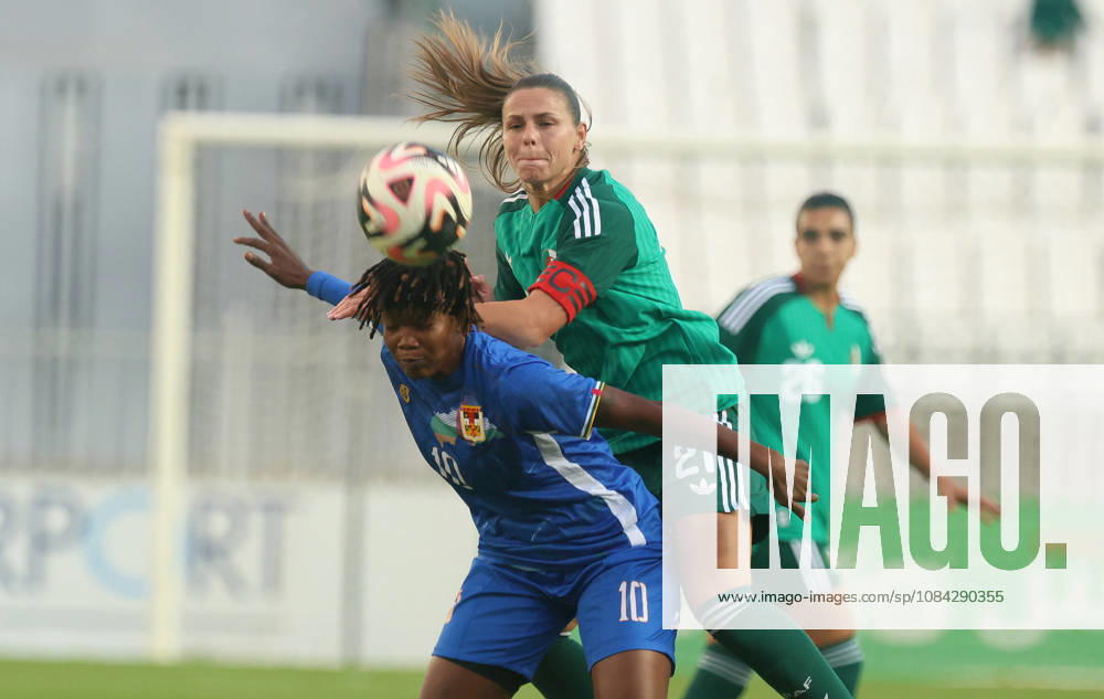 Algerie vs Republique centrafricaine feminine (Qualifications JO Dafeur Marine Alfreda (R) Joueuse d Algerie se bat pour le ballon, avec Dongole Tidot Rachelle de Republique centrafricaine, lors du match Algerie contre Republique centrafricaine feminine, Qualifications JO Los Angeles 2028, au Stade de 5 Juillet a Alger, en Algerie, le 09 Octobre 2026 (Photo By Billel Bensalem APPImages) Alger Algerie