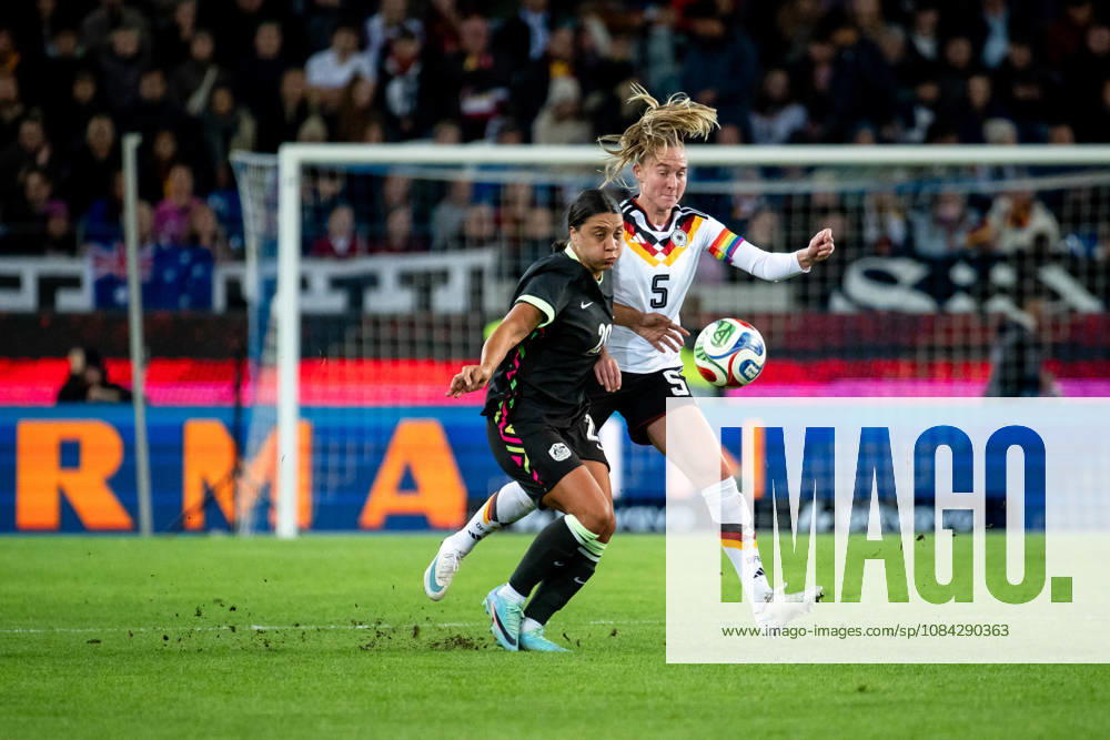 GER, Soccer, Women s, International Match, Karlsruhe, Germany vs. Australia; Janina Minge (Germany), No. 5, in a tackle with Samantha Kerr (Australia), No. 20; Karlsruhe BBBank Wildpark, Baden-Württemberg, Germany