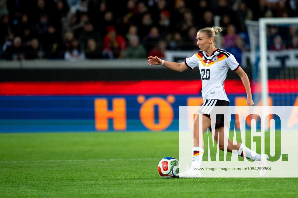 GER, Soccer, Women s, International Match, Karlsruhe, Germany vs. Australia, Elisa Senß, Germany, 20 am Ball, Karlsruhe, BBBank Wildpark, Baden-Württemberg, Germany