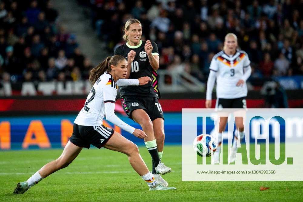GER, Soccer, Women s, International Match, Karlsruhe, Germany vs. Australia: Jule Brand (Germany, 22) in a tackle with Emily van Egmond (Australia, 10) at Karlsruhe BBBank Wildpark, Baden-Württemberg, Germany
