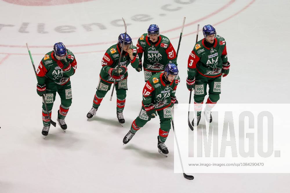 The team celebrates Cameron Wright s goal, making the score 16–2 in favor of the Augsburg Panthers. Augsburg Panthers vs. Fischtown Pinguins, Matchday 7, Ice Hockey, Penny DEL, October 9, 2026, Augsburg, Bavaria, Germany