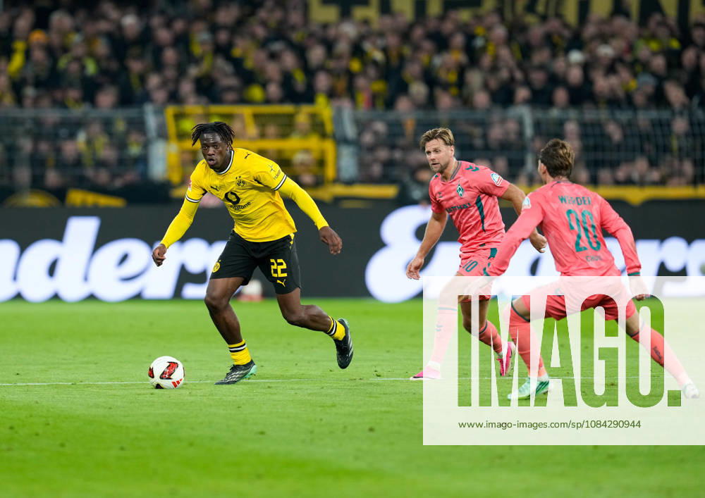 Joane Gadou, Borussia Dortmund, 22, and Niclas Füellkrug, SV Werder Bremen, 10, GER; Borussia Dortmund vs. SV Werder Bremen, Bundesliga 1, Matchday 5, 2026–27 season, SIGNAL IDUNA PARK, Dortmund, October 9, 2026 DFL regulations prohibit any use of photographs as image sequences and or quasi-video Borussia Dortmund vs. SV Werder Bremen, Bundesliga 1, Matchday 5, 2026–27 season, October 9, 2026, Dortmund