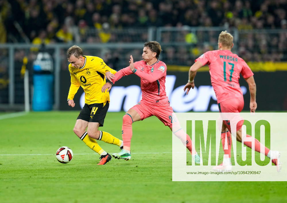 Maximilian Beier (Borussia Dortmund, 14) in a tackle with Chuki (SV Werder Bremen, 20), GER, Borussia Dortmund vs. SV Werder Bremen, Bundesliga 1, Matchday 5, 2026–27 season, SIGNAL IDUNA PARK, Dortmund, October 9, 2026 DFL regulations prohibit any use of photographs as image sequences and or quasi-video Borussia Dortmund vs. SV Werder Bremen, Bundesliga 1, Matchday 5, 2026–27 season, October 9, 2026, Dortmund
