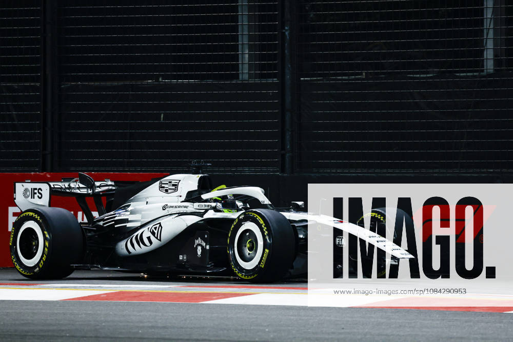 F1 - SINGAPORE GRAND PRIX 2026 11 PEREZ Sergio (mex), Cadillac F1 Team MAC-26, action, front wing damage during the 2026 Formula 1 Singapore Grand Prix, 17th round of the 2026 Formula One World Championship, WM, Weltmeisterschaft from October 9 to 11, 2026 on the Marina Bay Street Circuit, in Singapore, Singapore - SingaporeSingapore