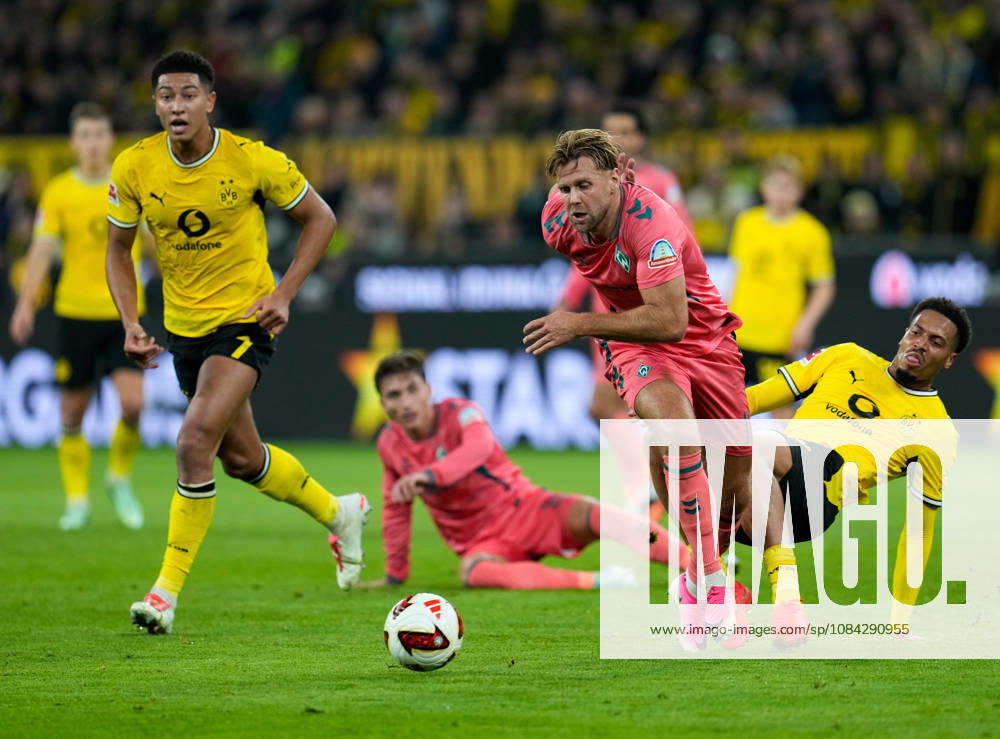 Niclas Fuellkrug of SV Werder Bremen (10) battles for the ball with Felix Nmecha of Borussia Dortmund (8), while Jobe Bellingham of Borussia Dortmund (7) looks on. GER, Borussia Dortmund vs. SV Werder Bremen, Bundesliga 1, Matchday 5, 2026–27 season, SIGNAL IDUNA PARK, Dortmund, October 9, 2026. DFL regulations prohibit any use of photographs as image sequences and or quasi-video. Borussia Dortmund vs. SV Werder Bremen, Bundesliga 1, Matchday 5, 2026–27 season, October 9, 2026, Dortmund