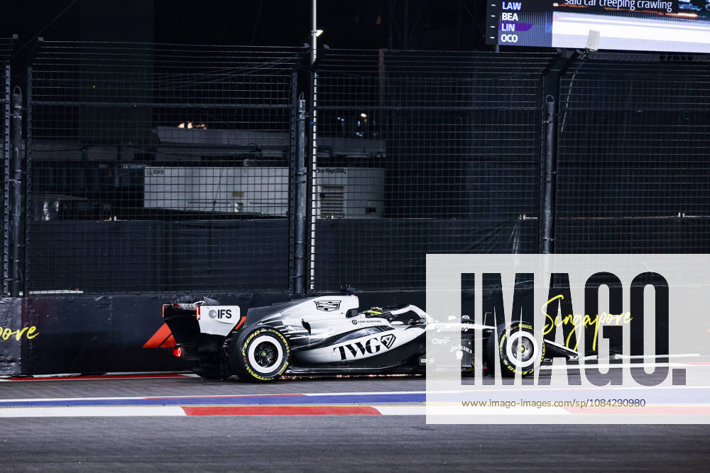 F1 - SINGAPORE GRAND PRIX 2026 11 PEREZ Sergio (mex), Cadillac F1 Team MAC-26, action, front wing damage during the 2026 Formula 1 Singapore Grand Prix, 17th round of the 2026 Formula One World Championship, WM, Weltmeisterschaft from October 9 to 11, 2026 on the Marina Bay Street Circuit, in Singapore, Singapore - SingaporeSingapore
