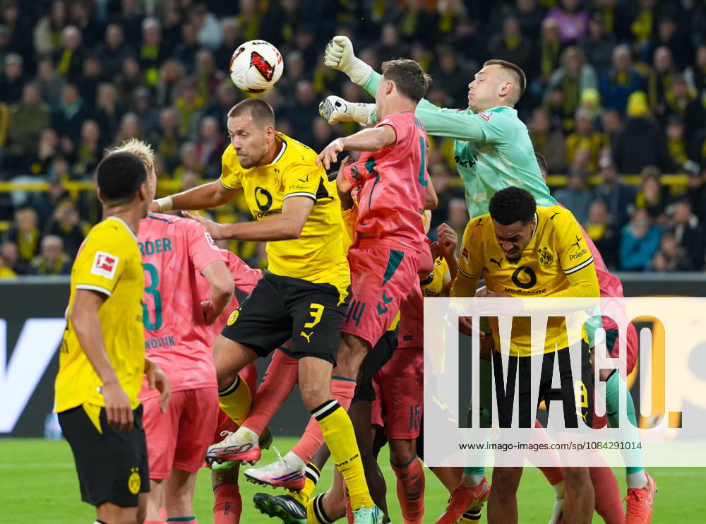 Karl Hein (SV Werder Bremen), 1, punches the ball away from Waldemar Anton (Borussia Dortmund), 3, GER; Borussia Dortmund vs. SV Werder Bremen, 1, Bundesliga, Matchday 5, 2026–27 season, SIGNAL IDUNA PARK, Dortmund, October 9, 2026 DFL regulations prohibit any use of photographs as image sequences and or quasi-video Borussia Dortmund vs. SV Werder Bremen, Bundesliga 1, Matchday 5, 2026–27 season, October 9, 2026, Dortmund