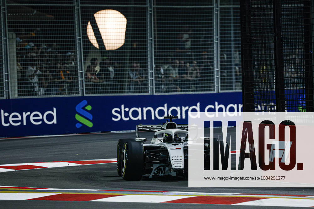 F1 - SINGAPORE GRAND PRIX 2026 11 PEREZ Sergio (mex), Cadillac F1 Team MAC-26, action with damage front wing during the 2026 Formula 1 Singapore Grand Prix, 17th round of the 2026 Formula One World Championship, WM, Weltmeisterschaft from October 9 to 11, 2026 on the Marina Bay Street Circuit, in Singapore, Singapore - SingaporeSingapore