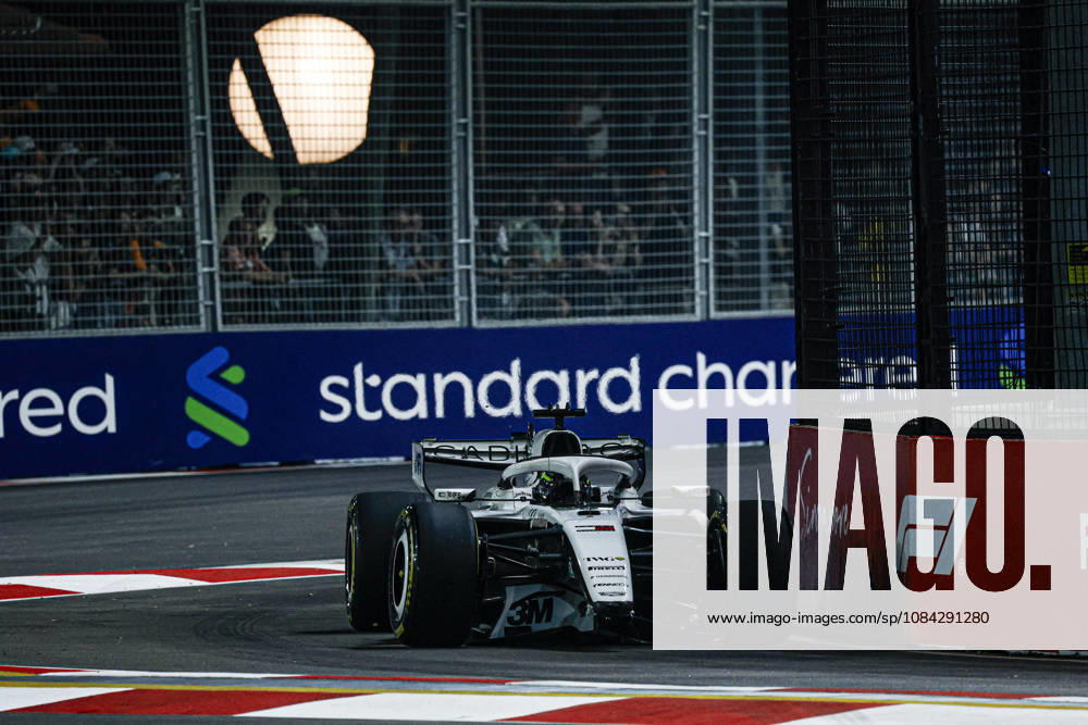 F1 - SINGAPORE GRAND PRIX 2026 11 PEREZ Sergio (mex), Cadillac F1 Team MAC-26, action with damage front wing during the 2026 Formula 1 Singapore Grand Prix, 17th round of the 2026 Formula One World Championship, WM, Weltmeisterschaft from October 9 to 11, 2026 on the Marina Bay Street Circuit, in Singapore, Singapore - SingaporeSingapore