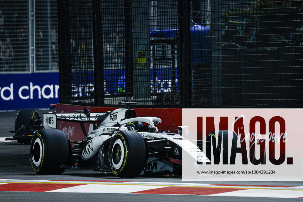 F1 - SINGAPORE GRAND PRIX 2026 11 PEREZ Sergio (mex), Cadillac F1 Team MAC-26, action with damage front wing during the 2026 Formula 1 Singapore Grand Prix, 17th round of the 2026 Formula One World Championship, WM, Weltmeisterschaft from October 9 to 11, 2026 on the Marina Bay Street Circuit, in Singapore, Singapore - SingaporeSingapore