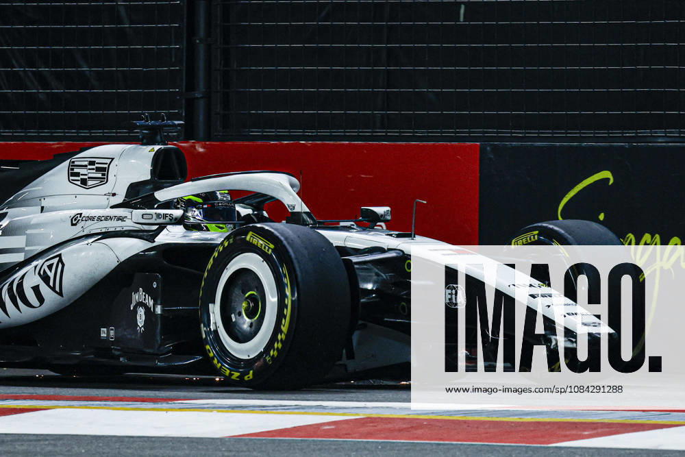 F1 - SINGAPORE GRAND PRIX 2026 11 PEREZ Sergio (mex), Cadillac F1 Team MAC-26, action with damage front wing during the 2026 Formula 1 Singapore Grand Prix, 17th round of the 2026 Formula One World Championship, WM, Weltmeisterschaft from October 9 to 11, 2026 on the Marina Bay Street Circuit, in Singapore, Singapore - SingaporeSingapore