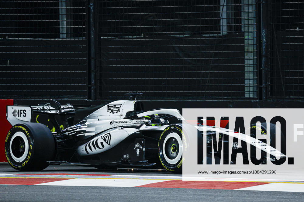 F1 - SINGAPORE GRAND PRIX 2026 11 PEREZ Sergio (mex), Cadillac F1 Team MAC-26, action with damage front wing during the 2026 Formula 1 Singapore Grand Prix, 17th round of the 2026 Formula One World Championship, WM, Weltmeisterschaft from October 9 to 11, 2026 on the Marina Bay Street Circuit, in Singapore, Singapore - SingaporeSingapore