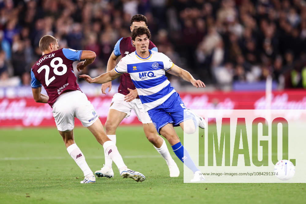 West Ham United gegen Queens Park Rangers, 9. Oktober 2026, London, EFL Championship, Fußball: West Ham United gegen Queens Park Rangers – Ronnie Edwards von QPR und Tomas Soucek von West Ham United. Foto: Jacques Feeney, Abseits, London, Großbritannien