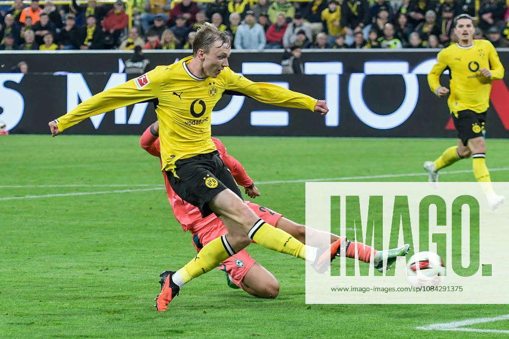 Penalty area scene: Scoring chance by Maximilian Beier (Dortmund 14) next to Olivier Deman (Bremen 2) 09 10 2026 ¢ Soccer ¢ Borussia Dortmund vs. SV Werder Bremen, Signal Iduna Park, Dortmund, DFB DFL regulations prohibit any use of photographs as image sequences and or quasi-video. NRW, Germany