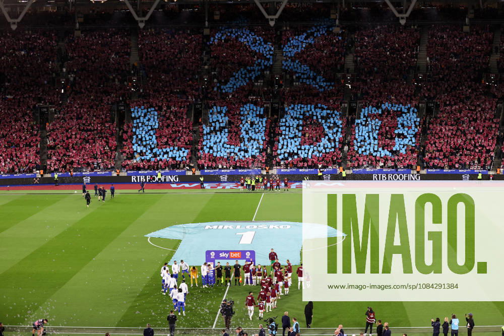 West Ham United gegen Queens Park Rangers, 9. Oktober 2026, London, EFL Championship, Fußball: West Ham United gegen Queens Park Rangers. Beide Mannschaften betreten das Spielfeld zu einer Gedenkzeremonie vor dem Spiel zum Gedenken an Ludek Miklosko. Foto: Jacques Feeney, Offside, London, Großbritannien