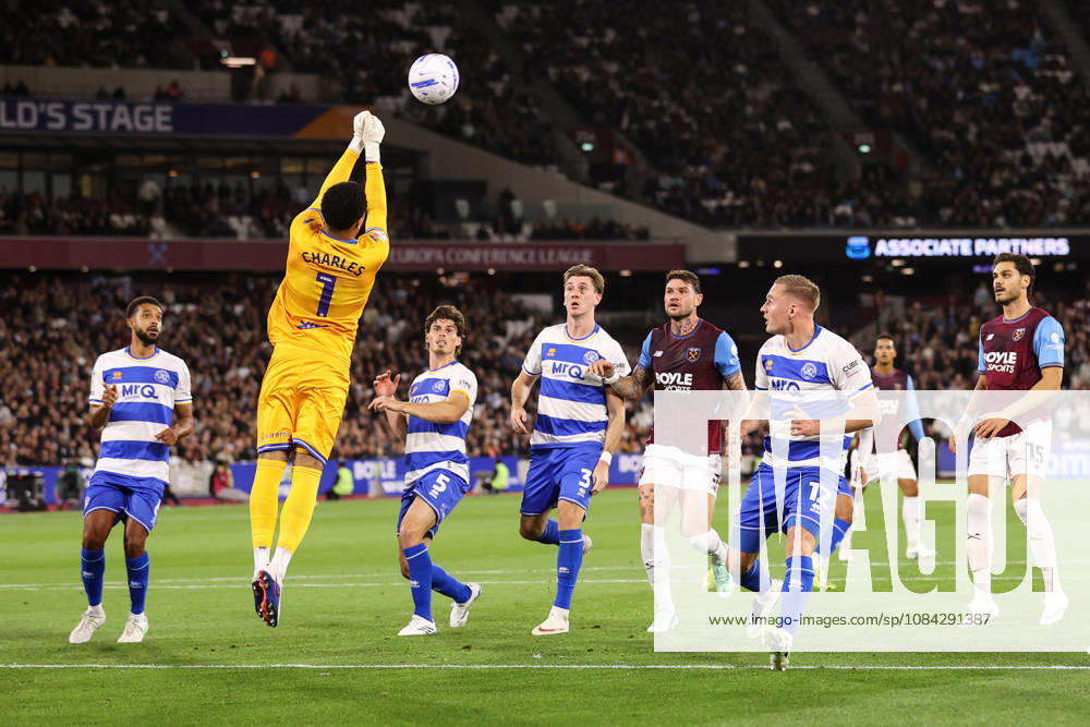 West Ham United gegen Queens Park Rangers, 9. Oktober 2026, London, EFL Championship, Fußball: West Ham United gegen Queens Park Rangers – QPR-Torwart Pierce Charles faustet den Ball bei einer Ecke weg. Foto: Jacques Feeney, Abseits, London, Großbritannien