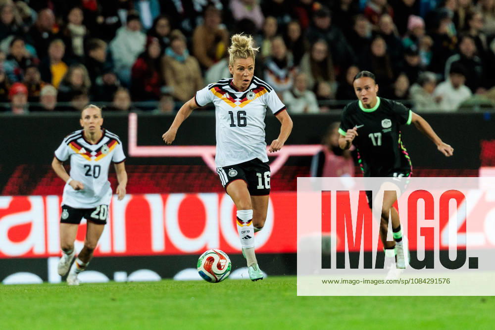 Linda Dallmann (Germany, 16) controls the ball during the International Friendly, Länderspiel, Nationalmannschaft match between Germany vs. Australia at BBBank Wildpark on October 09, 2026 in Karlsruhe, Germany. Germany