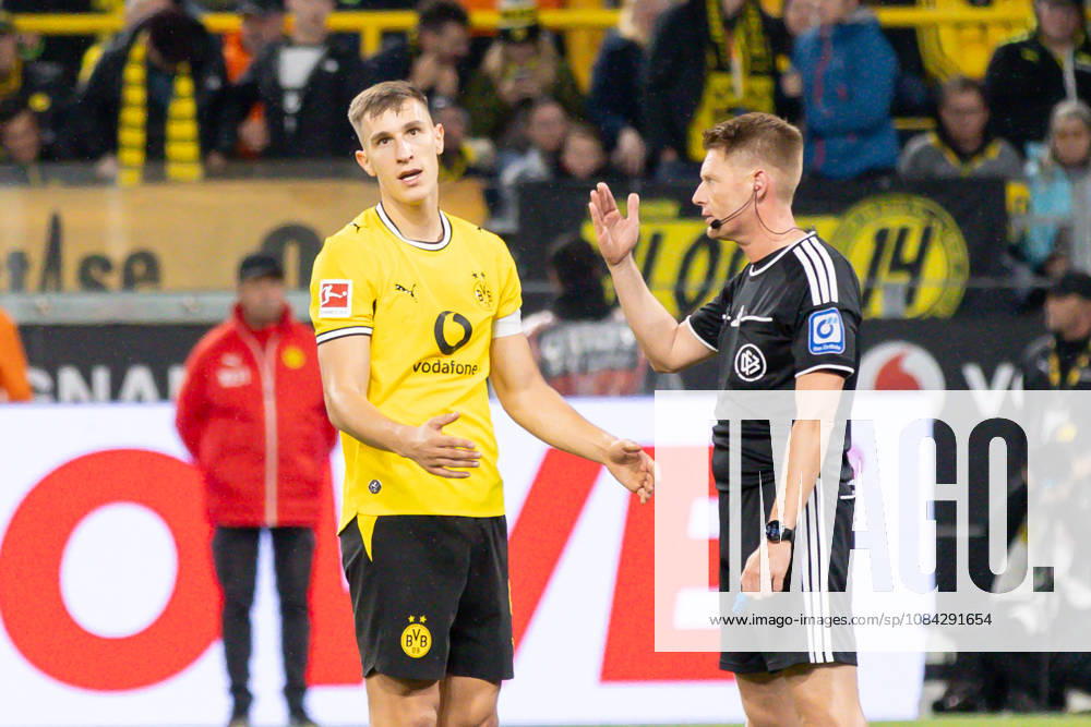 Dortmund, Germany October 9, 2026 Bundesliga 2026–2027 Matchday 5: Borussia Dortmund vs. SV Werder Bremen Pictured: Nico Schlotterbeck. BVB is dissatisfied with referee Christian Dingert’s decision. DFL and DFB regulations prohibit any use of photographs as image sequences and or quasi-video footage. Iduna Park, North Rhine-Westphalia