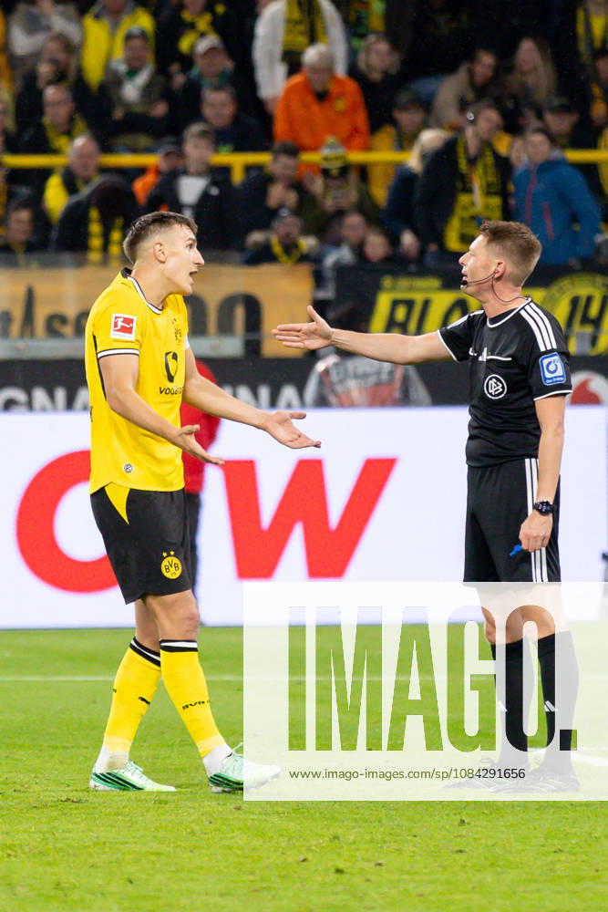 Dortmund, Germany October 9, 2026 Bundesliga 2026–2027 Matchday 5: Borussia Dortmund vs. SV Werder Bremen Pictured: Nico Schlotterbeck. BVB is dissatisfied with referee Christian Dingert’s decision. DFL and DFB regulations prohibit any use of photographs as image sequences and or quasi-video footage. Iduna Park, North Rhine-Westphalia
