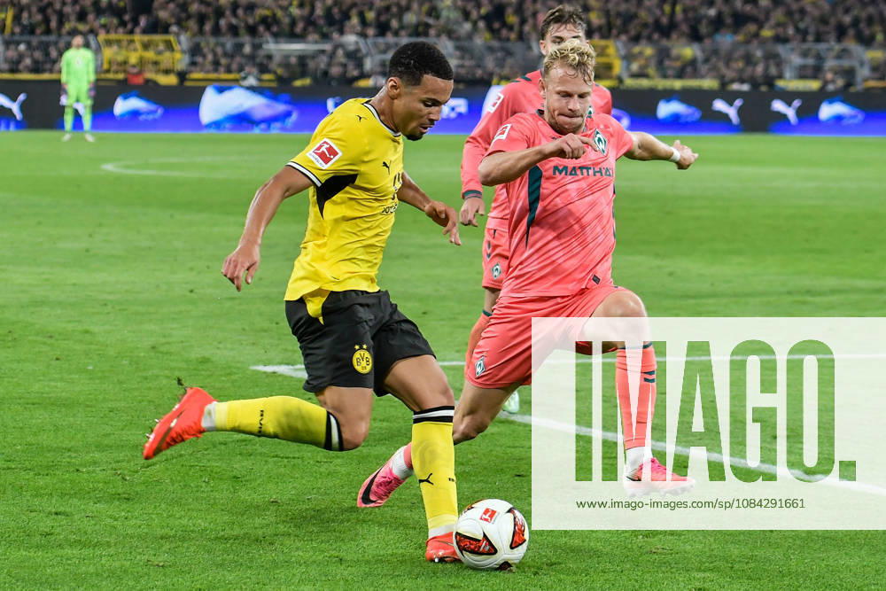 From left: Ethan Nwaneri (Dortmund, 18) and Marco Grüll (Bremen, 17) in a one-on-one battle, September 9, 2026 ¢ Soccer ¢ Borussia Dortmund vs. SV Werder Bremen, Signal Iduna Park, Dortmund, DFB DFL regulations prohibit any use of photographs as image sequences and or quasi-video NRW Germany
