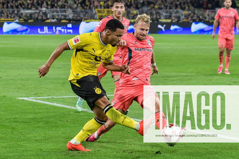 From left: Ethan Nwaneri (Dortmund, 18) and Marco Grüll (Bremen, 17) in a one-on-one battle, September 9, 2026 ¢ Soccer ¢ Borussia Dortmund vs. SV Werder Bremen, Signal Iduna Park, Dortmund, DFB DFL regulations prohibit any use of photographs as image sequences and or quasi-video NRW Germany