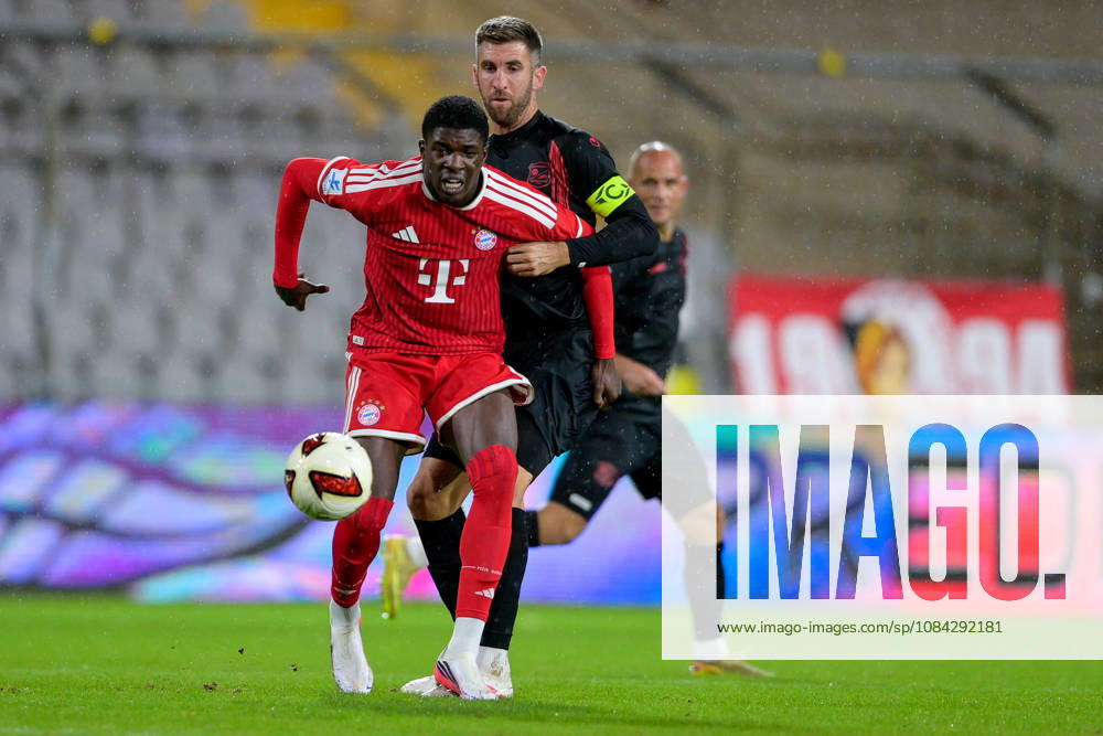 From left: Bastian Friedrich Assomo, Bayern Munich, FCB, 9 Alexander Winkler, Unterhaching, 4 in a one-on-one, duel, tackle, dynamic, action, 09 10 2026, Munich, Germany, soccer, Bavarian Regional League, FC Bayern Munich II vs. SpVgg Unterhaching