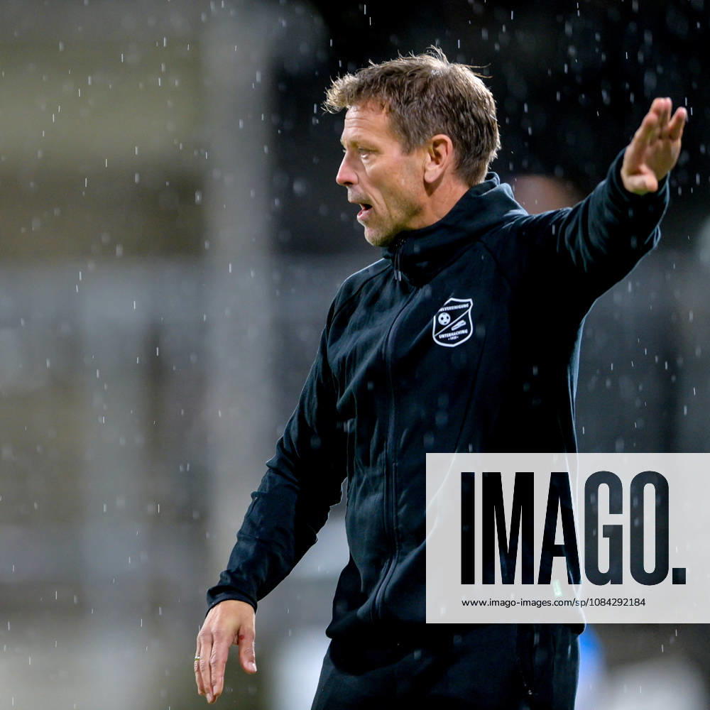 Coach Holger Seitz of Unterhaching gives instructions, gesticulates with his arms, single frame, action, October 9, 2026, Munich, Germany, soccer, Bavarian Regional League, FC Bayern Munich II vs. SpVgg Unterhaching