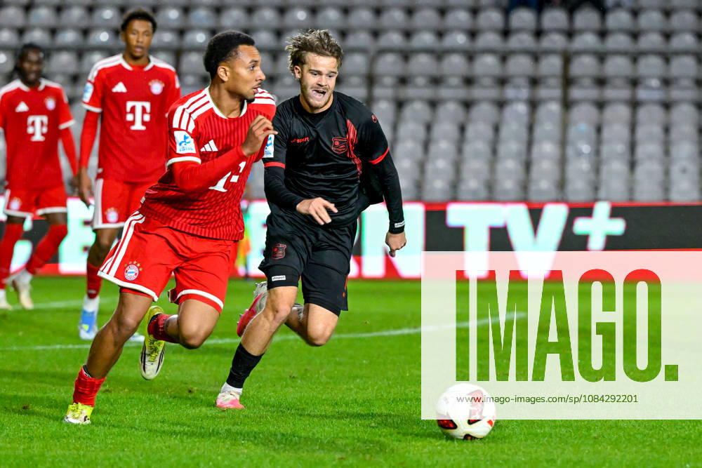 V li Vincent Manuba Bayern Munich, FCB, 2 Jeroen Krupa Unterhaching, 9 in a one-on-one, duel, tackle, dynamic, action, 09 10 2026, Munich, Germany, soccer, Bavarian Regional League, FC Bayern Munich II vs. SpVgg Unterhaching