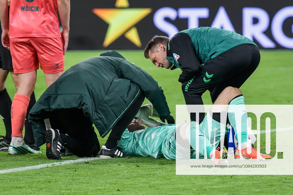 Karl Hein (Bremen 1) injured on the field with paramedics, October 9, 2026 ¢ Soccer ¢ Borussia Dortmund vs. SV Werder Bremen, Signal Iduna Park, Dortmund, DFB and DFL regulations prohibit any use of photographs as image sequences and or quasi-video. NRW, Germany