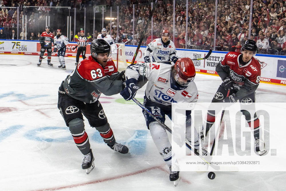 Mirko Hoefflin, Schwenninger Wild Wings, 10 vs. Parker Tuomie, Koelner Haie, 62, Koelner Haie vs. Schwenninger Wild Wings, Ice Hockey, Penny DEL, Matchday 07, 2026–2027, October 9, 2026, Cologne Haie vs. Schwenninger Wild Wings, Ice Hockey, Penny DEL, Matchday 07, 2026–2027, October 9, 2026, Cologne