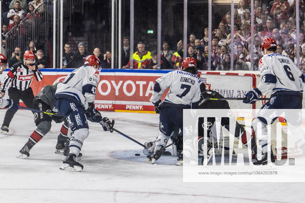 Dominik Bittner, Schwenninger Wild Wings, 07, Alexander Karachun Schwenninger Wild Wings, 47, Alexander Peters Schwenninger Wild Wings, 06 Cologne Sharks vs. Schwenninger Wild Wings, Ice Hockey, Penny DEL, Matchday 07, 2026–2027, October 9, 2026, Cologne Sharks vs. Schwenninger Wild Wings, Ice Hockey, Penny DEL, Matchday 7, 2026–2027, October 9, 2026, Cologne