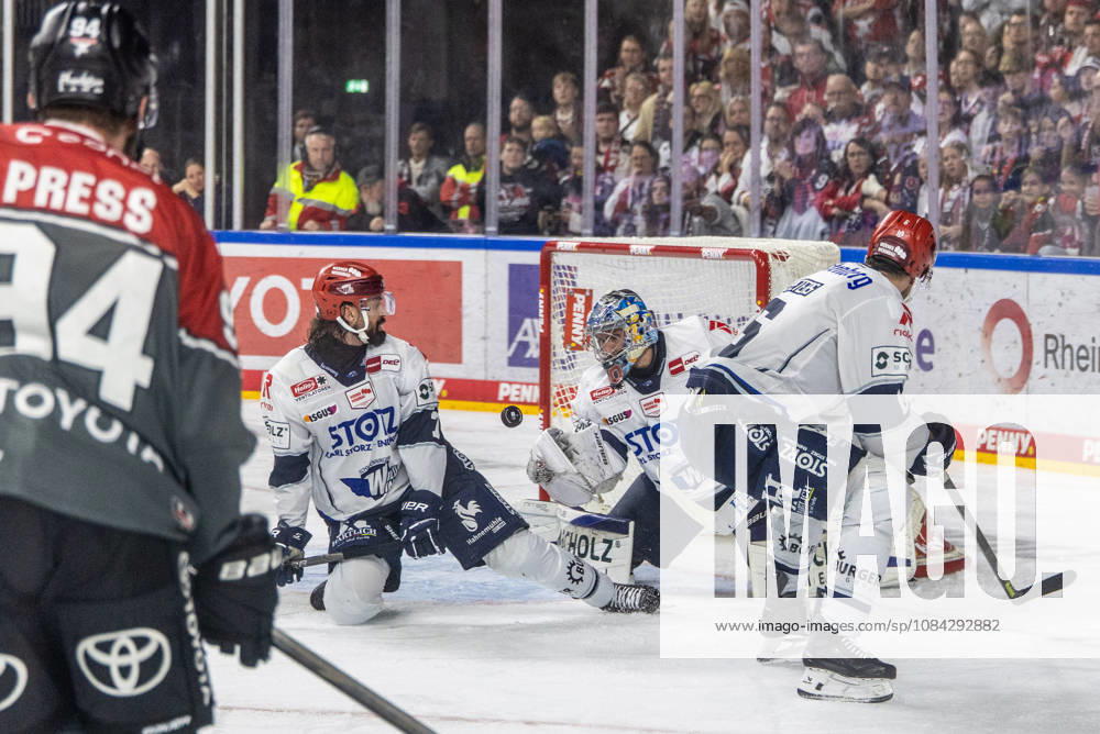 Alexander Peters, Schwenninger Wild Wings, 06 Dominik Bittner, Schwenninger Wild Wings, 07 Joacim Eriksson Schwenninger Wild Wings, 60 vs. Robin Press Cologne Sharks, 94 Cologne Sharks vs. Schwenninger Wild Wings, Ice Hockey, Penny DEL, Matchday 07, 2026–2027, October 9, 2026, Cologne Haie vs. Schwenningen Wild Wings, Ice Hockey, Penny DEL, Matchday 7, 2026–2027, October 9, 2026, Cologne