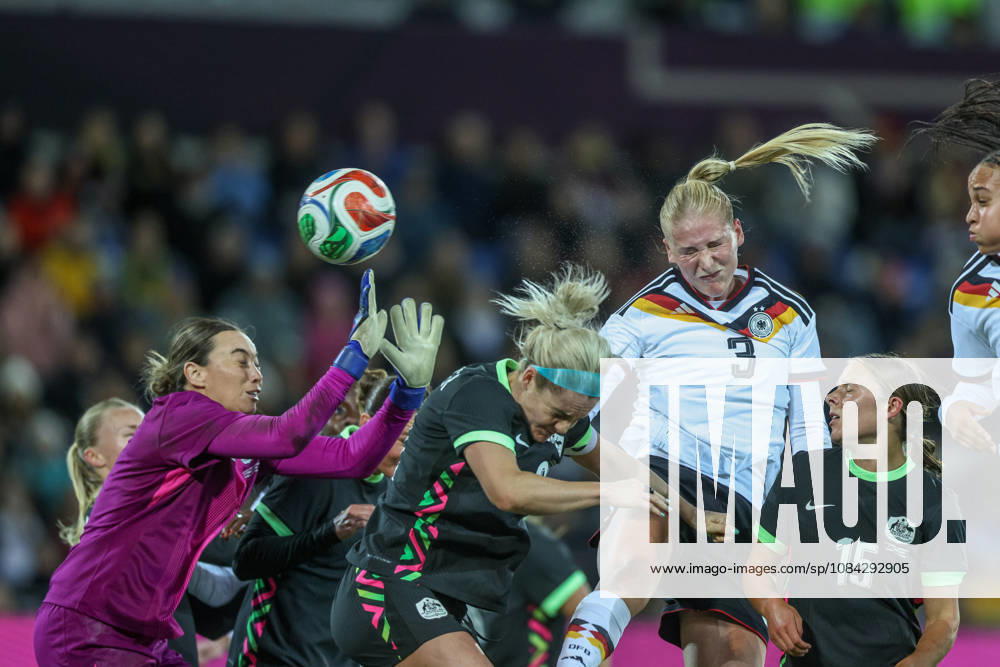 GER, Karlsruhe, Germany vs. Australia, FIFA, DFB, Soccer, 2026–2027 Season, BBBank Wildpark, friendly match pictured (from left): Camilla Küver of Germany’s women’s national team heads the ball for a 3–1 lead. DFB and DFL regulations prohibit any use of photographs as image sequences and or quasi-video