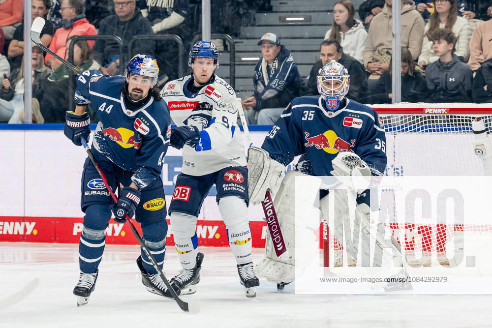 Trevor Carrick (EHC Red Bull Munich, 44) defends against Myles Powell (ERC Ingolstadt, 09) in front of the net of Mathias Niederberger (goalie, EHC Red Bull Munich, 35), GER, EHC Red Bull Munich vs. ERC Ingolstadt, DEL, 2026–2027 season, Matchday 7, October 9, 2026. Photo: HMB Media, Franz Feiner