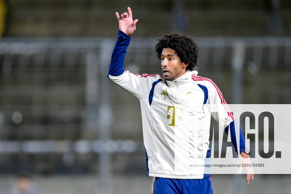 Coach Costa Santos Dante of FC Bayern Munich gives instructions, gesticulates with his arms, single frame, action, 09 10 2026, Munich, Germany, soccer, Bavarian Regional League, FC Bayern Munich II vs. SpVgg Unterhaching