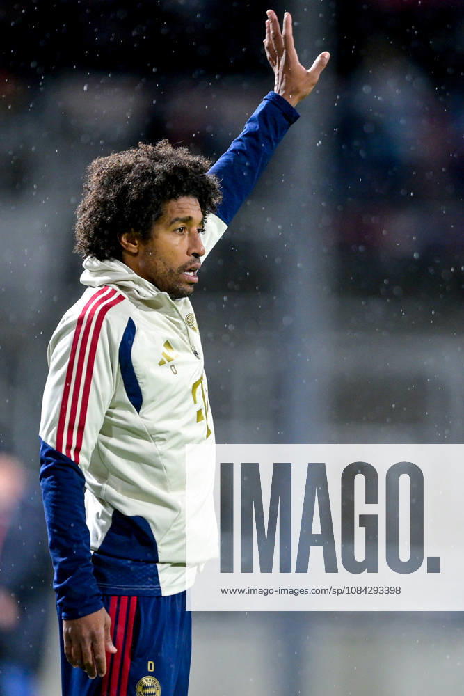Coach Costa Santos Dante of FC Bayern Munich gives instructions, gesticulates with his arms, single frame, action, 09 10 2026, Munich, Germany, soccer, Bavarian Regional League, FC Bayern Munich II vs. SpVgg Unterhaching