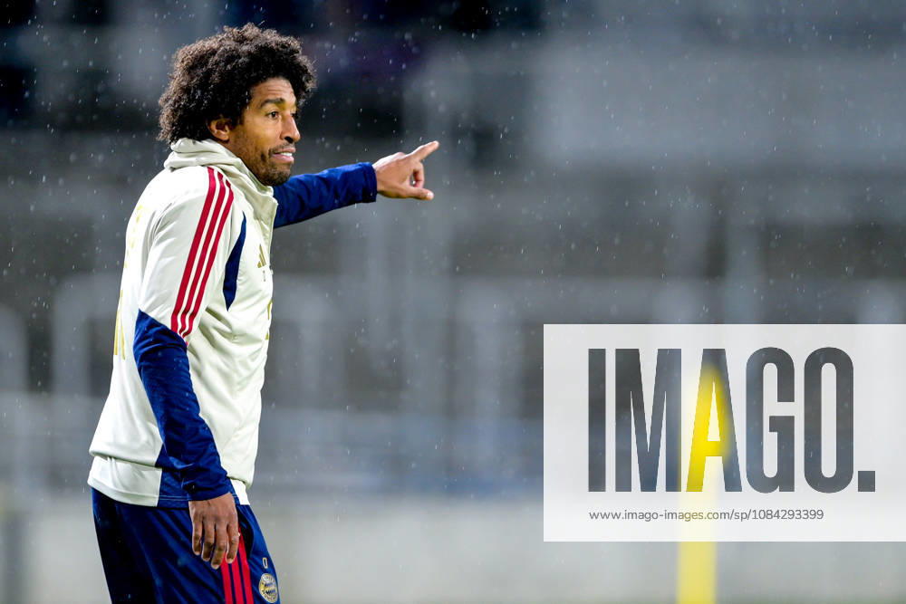 Coach Costa Santos Dante of FC Bayern Munich gives instructions, gesticulates with his arms, single frame, action, 09 10 2026, Munich, Germany, soccer, Bavarian Regional League, FC Bayern Munich II vs. SpVgg Unterhaching