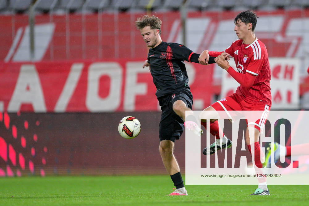 From left: Jeroen Krupa (Unterhaching), 9 Filip Pavic (Bayern Munich, FCB), 5 in a one-on-one, duel, tackle, dynamic, action, 09 10 2026, Munich, Germany, soccer, Bavarian Regional League, FC Bayern Munich II vs. SpVgg Unterhaching