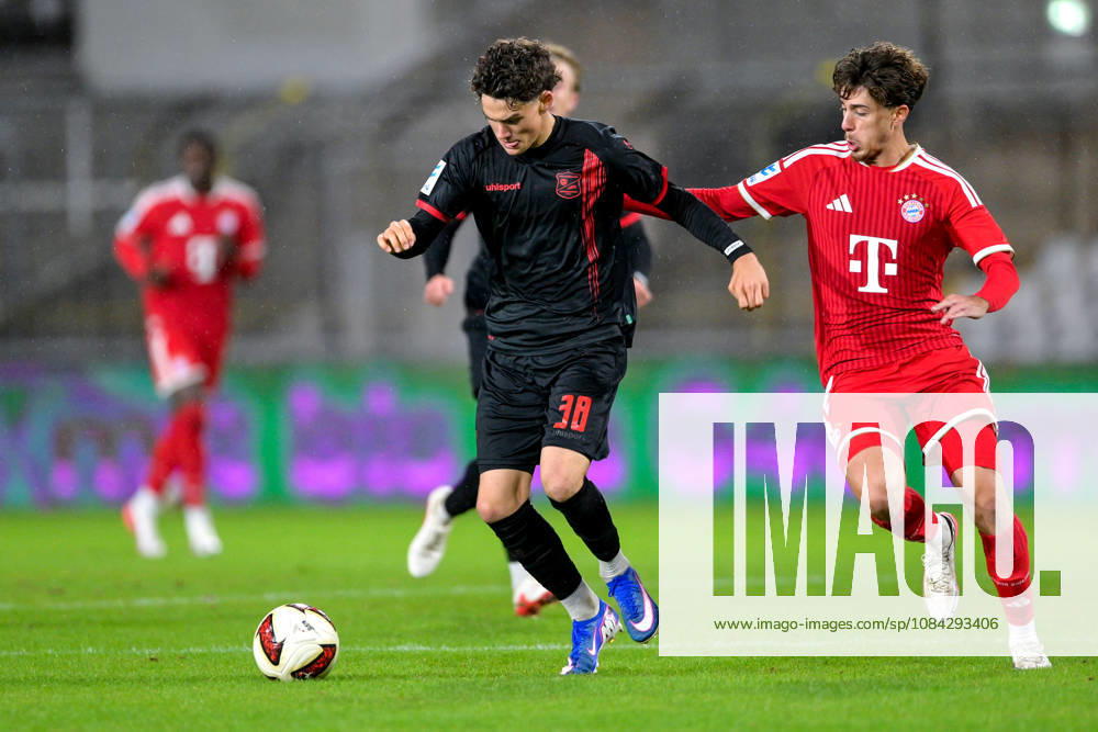From left: Constantin Strunz (Unterhaching), 38; David Santos Daiber (Bayern Munich, FCB), 6; in a one-on-one battle, duel, tackle; dynamic, action, 09 10 2026, Munich, Germany, soccer, Bavarian Regional League, FC Bayern Munich II vs. SpVgg Unterhaching