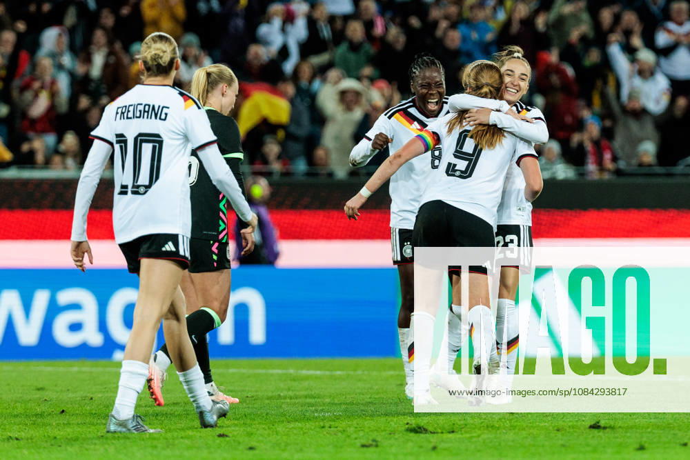Sjoeke Nuesken (Nüsken, Germany, 9) celebrates scoring the 4:2 goal with her teammates during the International Friendly, Länderspiel, Nationalmannschaft match between Germany vs. Australia at BBBank Wildpark on October 09, 2026 in Karlsruhe, Germany. Germany