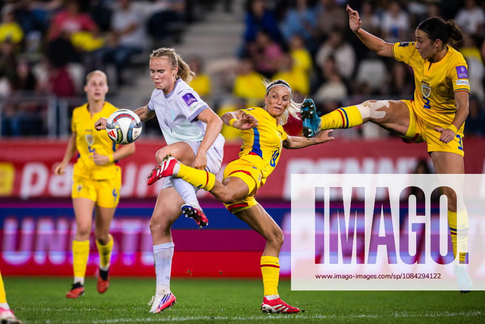 Julie Blakstad of Norway, Olga Iordachiusi, and Melinda Nagy of Romania during the FIFA Women’s World Cup Qualifier soccer match between Romania and Norway on October 9, 2026 in Bucharest. Photo by Marius Simensen, BILDBYRAN COP 238 bbeng women FIFA World Cup qualifiers soccer football international match Norway Romania