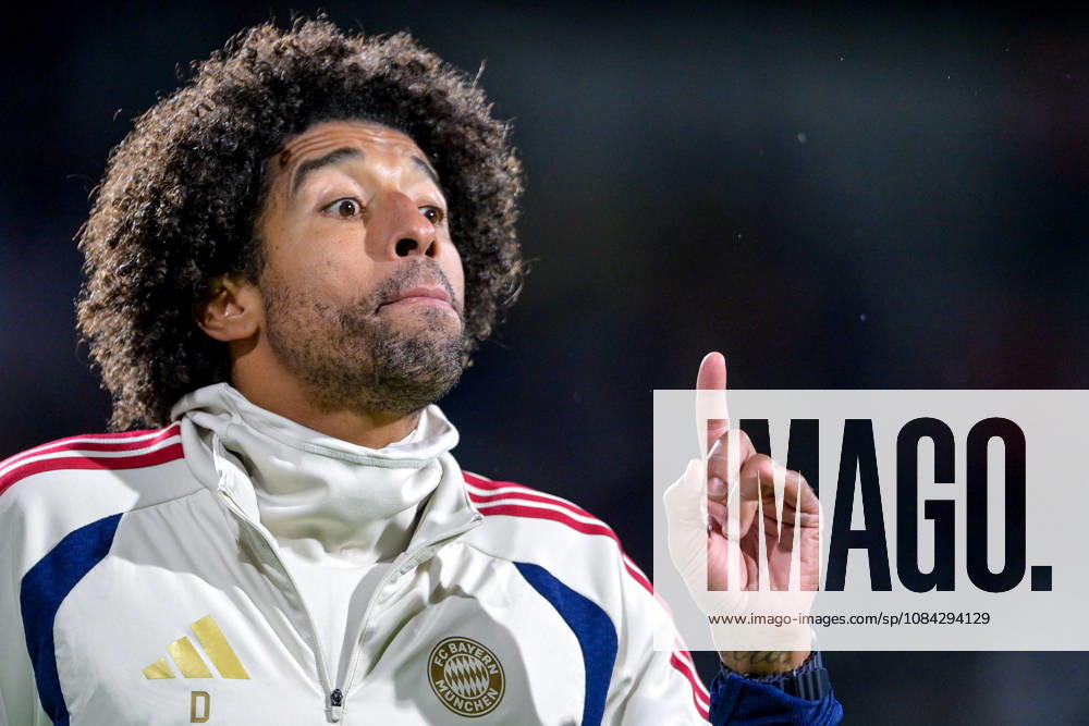 Coach Costa Santos Dante of FC Bayern Munich gives instructions, gesticulates with his arms, single frame, action, 09 10 2026, Munich, Germany, soccer, Bavarian Regional League, FC Bayern Munich II vs. SpVgg Unterhaching