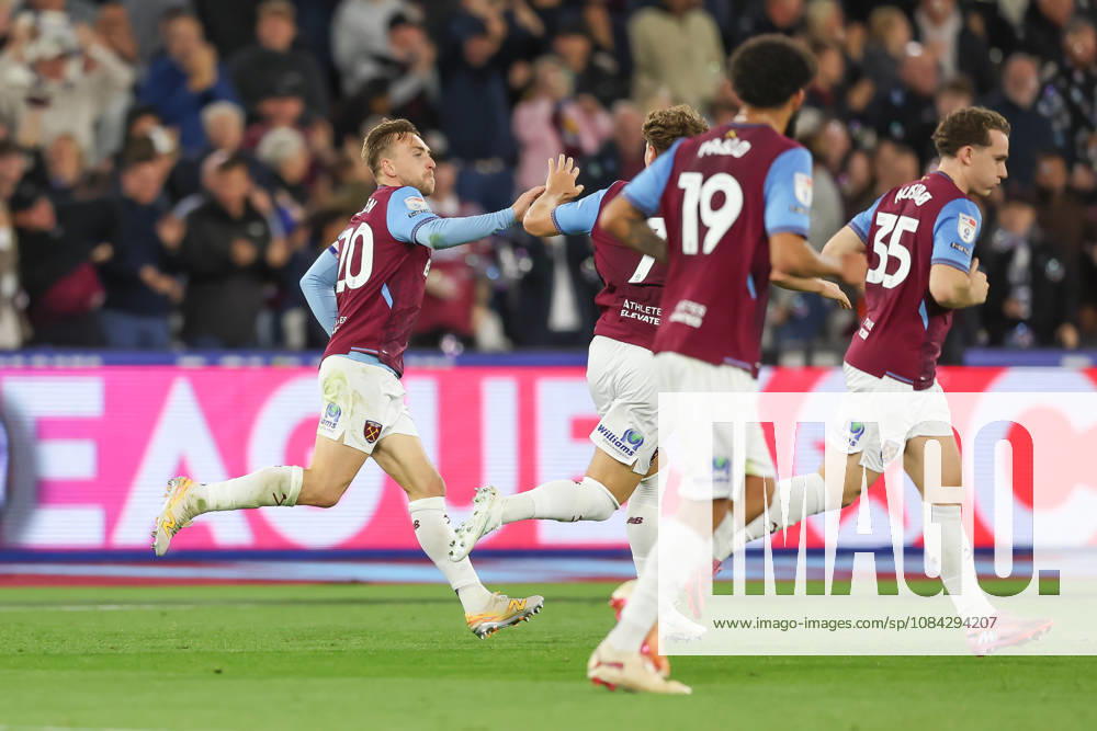 West Ham United v Queens Park Rangers, EFL Sky Bet Championship, EFL, Football, London Stadium, London, UK - 09 Oct 2026 Goal. Jarrod Bowen of West Ham United celebrates with teammates after scoring the equaliser London London Stadium Stratford GBR, UK NEWSPAPERS OUT