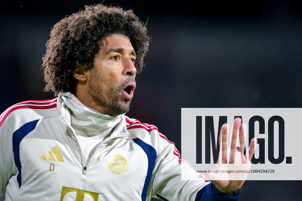Coach Costa Santos Dante of FC Bayern Munich gives instructions, gesticulates with his arms, single frame, action, 09 10 2026, Munich, Germany, soccer, Bavarian Regional League, FC Bayern Munich II vs. SpVgg Unterhaching