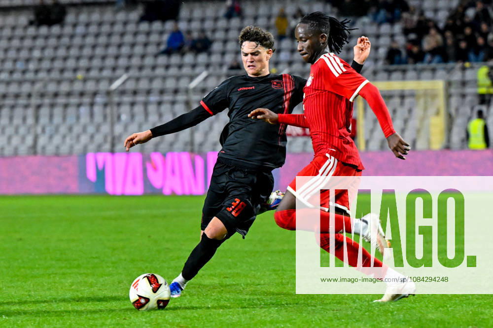 From left: Constantin Strunz (Unterhaching), 38 Richard Ajayi (Bayern Munich, FCB), 3 in a one-on-one battle, duel, tackle, dynamic, action, 09 10 2026, Munich, Germany, soccer, Bavarian Regional League, FC Bayern Munich II vs. SpVgg Unterhaching