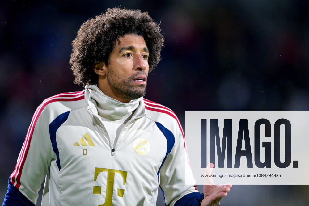Coach Costa Santos Dante of FC Bayern Munich gives instructions, gesticulates with his arms, single frame, action, 09 10 2026, Munich, Germany, soccer, Bavarian Regional League, FC Bayern Munich II vs. SpVgg Unterhaching
