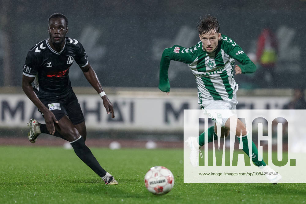 From left: Andre Ndiaye (SV Atlas Delmenhorst), 3, and Karlo Simic (SV Werder Bremen II), 11, in a tackle; duel; dynamism; action; game scene; October 9, 2026, Bremen, Germany, soccer, Regionalliga Nord, SV Werder Bremen II vs. SV Atlas Delmenhorst