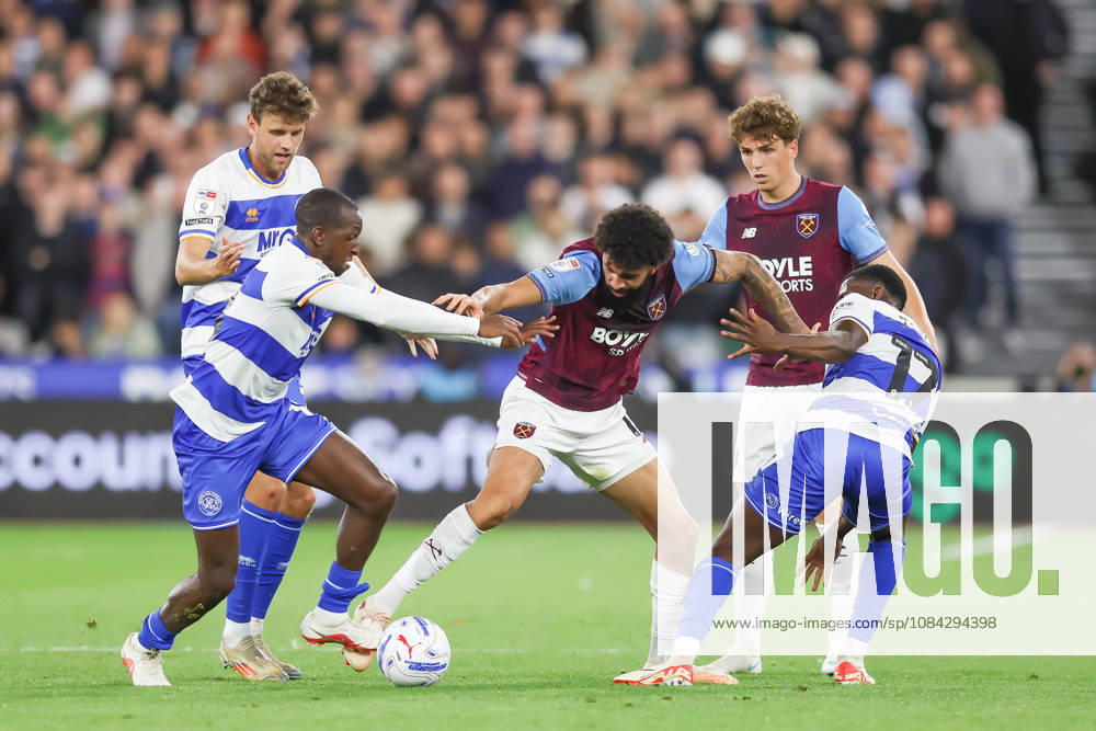 West Ham United v Queens Park Rangers, EFL Sky Bet Championship, EFL, Football, London Stadium, London, UK - 09 Oct 2026 Pablo of West Ham United is pressured by Queens Park Rangers players London London Stadium Stratford GBR, UK NEWSPAPERS OUT