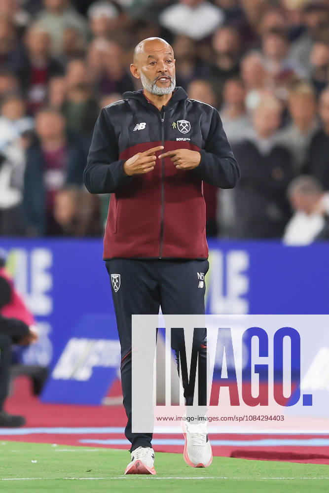 West Ham United v Queens Park Rangers, EFL Sky Bet Championship, EFL, Football, London Stadium, London, UK - 09 Oct 2026 West Ham United Head Coach Nuno Espirito Santo indicates to Fourth Official John Busby that subs need to be made London London Stadium Stratford GBR, UK NEWSPAPERS OUT