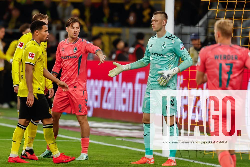 DORTMUND - Olivier Deman of Werder Bremen and Goalkeeper Karl Hein of Werder Bremen during the Bundesliga match between Borussia Dortmund and SV Werder Bremen at Signal Iduna Park on October 9, 2026 in Dortmund, Germany. MARCEL TER BALS ANP Bundesliga 2026 27 ANPxSportx xMarcelxterxBalsxIVx 571970005 originalFilename: 571970005